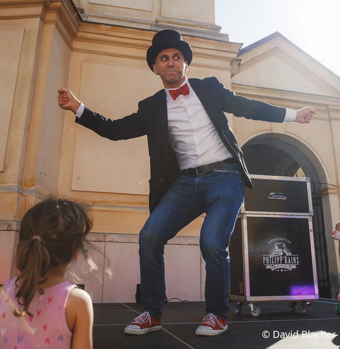 Zauberkünstler Philipp Kainz auf der Bühne beim Kalvarienbergfest vor der Kirche