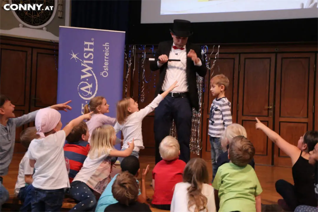 Kinderzauberer Philipp Kainz begeistert bei einer Bühnenshow viele mitmachende Kinder