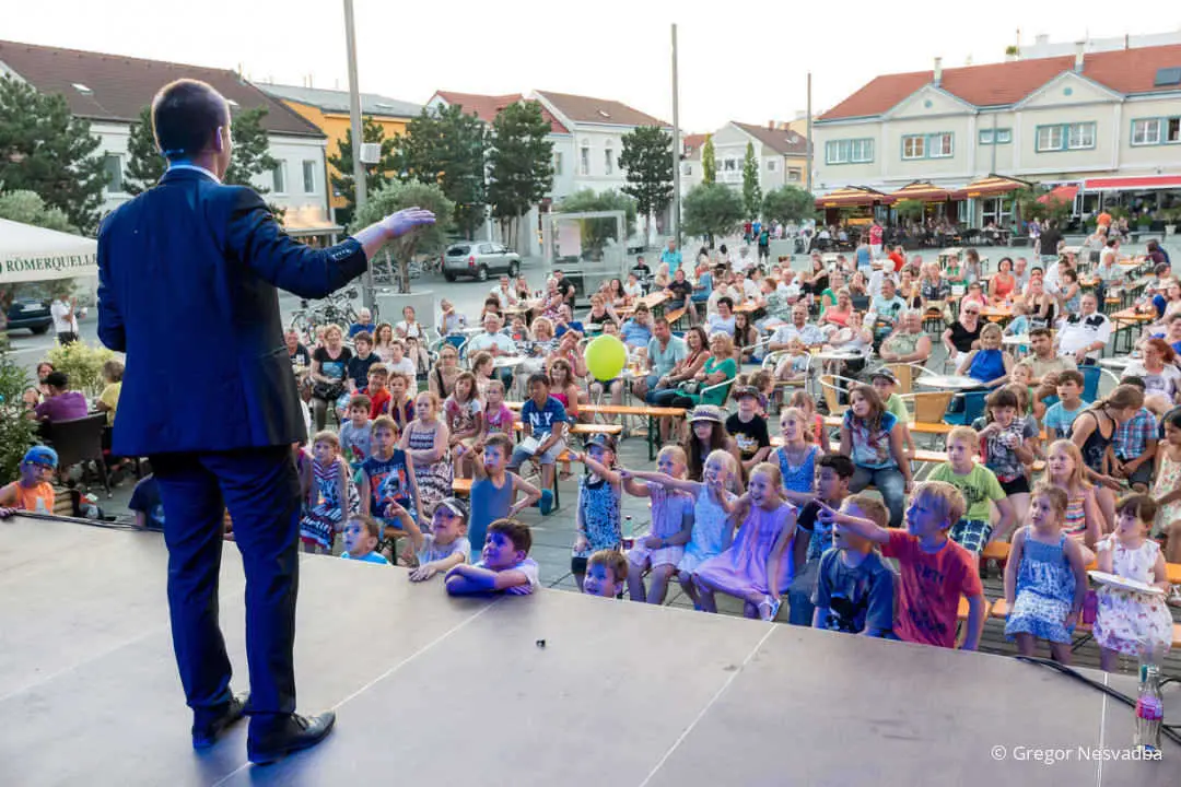 Philipp Kainz bei einer Open-Air-Bühnenshow vor großem Publikum