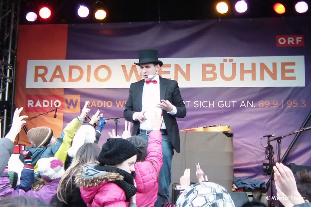 Philipp Kainz bei einem Bühnenauftritt auf der Radio-Wien-Bühne im Wiener Prater